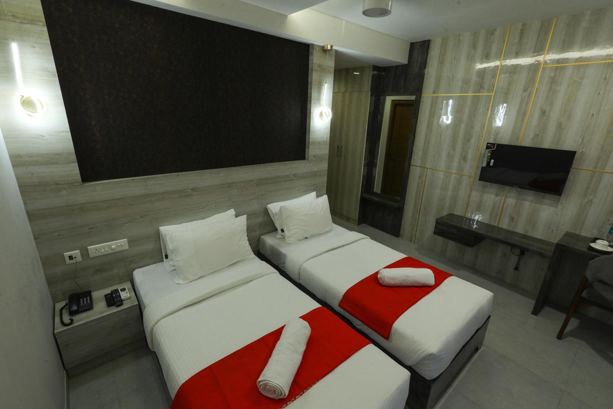 D-Luxe Hotel Kochi Exterior photo